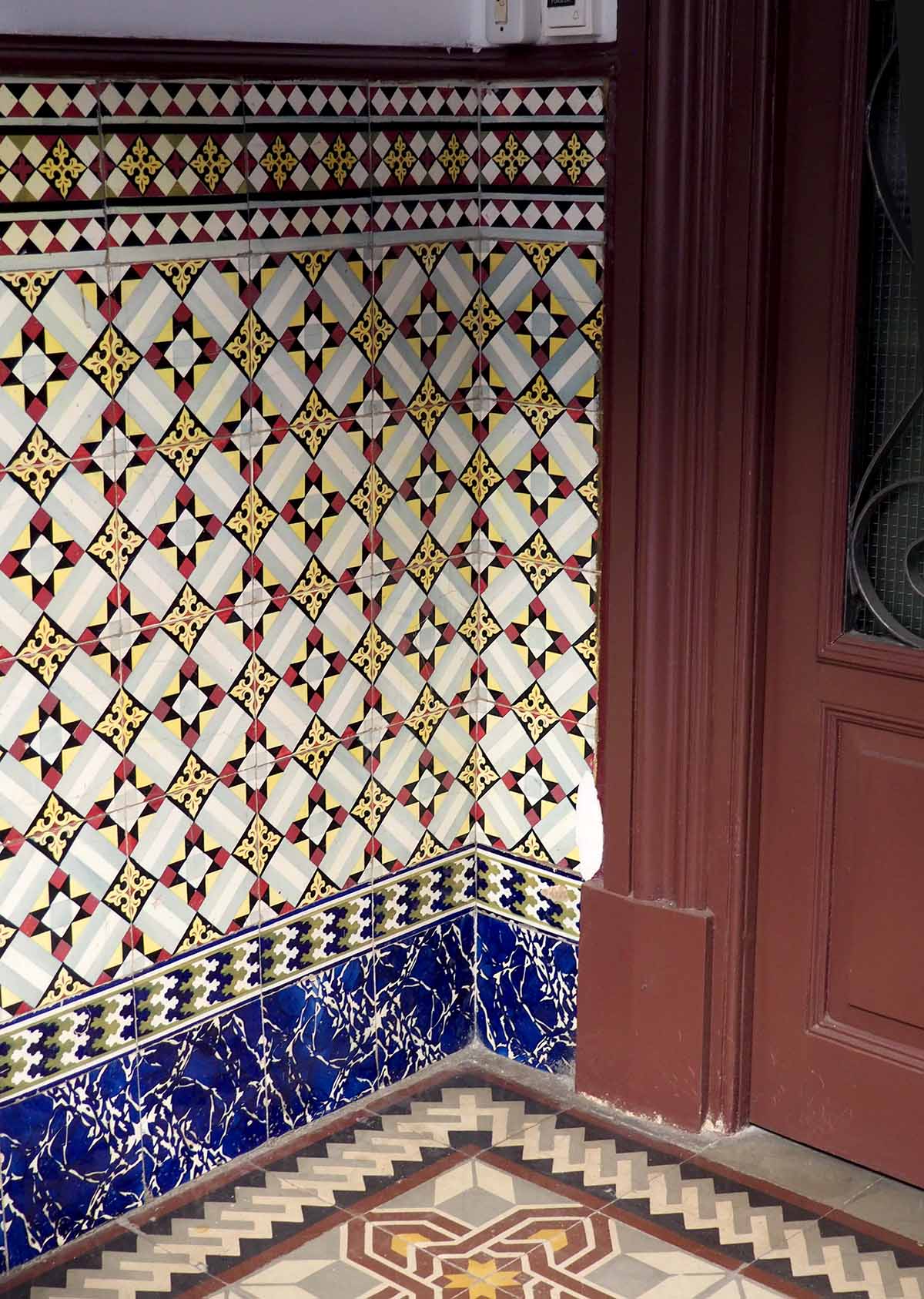 Azulejo hidráulico en portal de viviendas de Santiago de Compostela