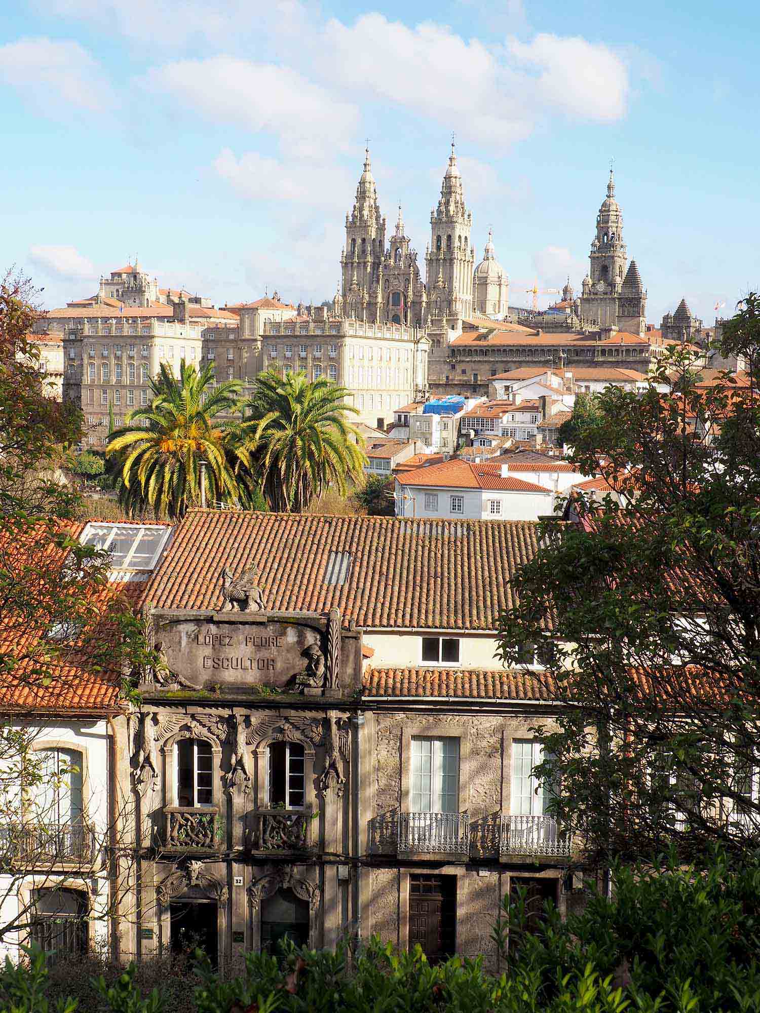 Catedral de Santiago y casa escultor López Pedre. Arquitectura modernista compostelana